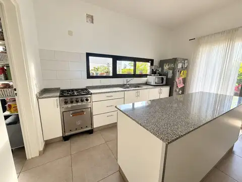 Casa 5 ambientes con 2 baños