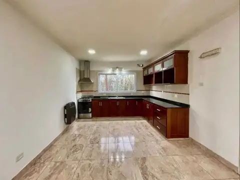 Casa 5 ambientes con 3 baños