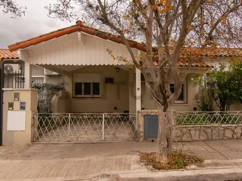 ALQUILER – Casa 4 ambientes con patio y cochera | Ciudad Jardín
