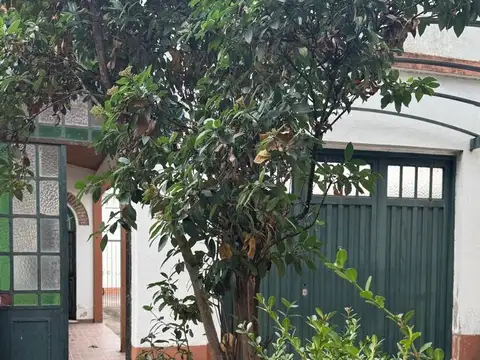 Venta casa de 4 ambientes en Lanús Este. Ideal desarrollo inmobiliario.