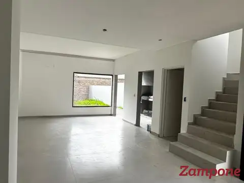 Casa tipo duplex, 2 dorm. Bº, Toilette, Jardín 80 m2. Hurlingham