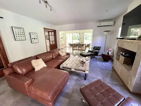 Casa en Alquiler con 2 cocheras