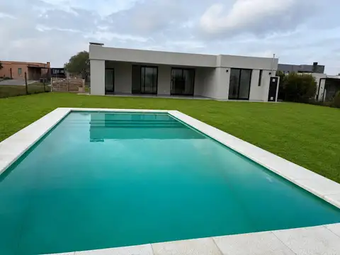 Venta casa 5 ambientes con pileta - San Sebastián - Área 6