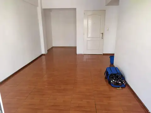 Excelente semi-piso, 2 ambientes, balcón, todo luz.