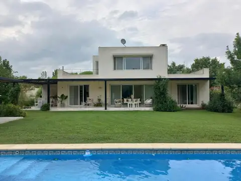 Venta Casa en  Estancias del Pilar Km 56 Panamericana ramal Pilar