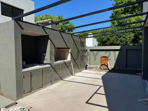 Casa en Alquiler con 2 cocheras