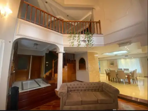Casa 6 ambientes con 5 baños