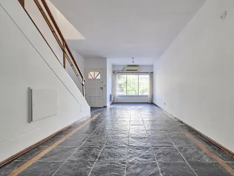 Trplex 4 AMB. Con Garage y Patio con parrilla. 160m2