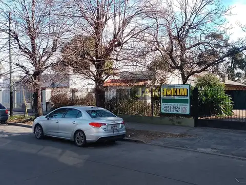 Fracción de terreno, en zona mixta, ideal proyecto (residencial  o industrial).Ubicada a metros de Campo de mayo y Av.  Márquez. Todos los servicios disponibles. Zonificación RM/ 1.