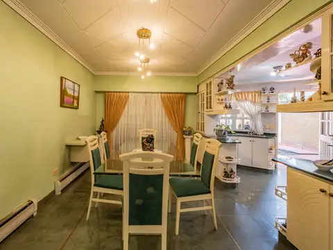 Casa 6 ambientes con 4 baños