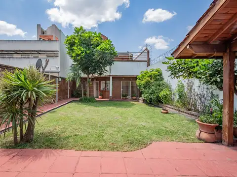 VENTA - Casa 6 ambientes en La Tablada con Jardín