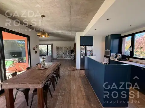 Casa en Venta con 2 cocheras