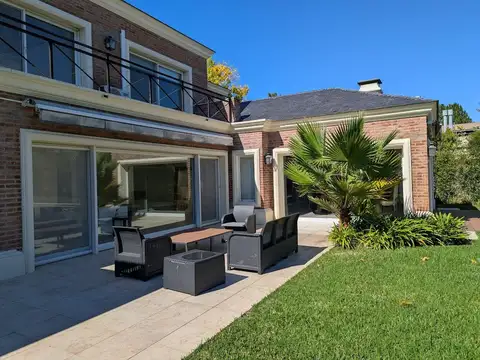Casa en Venta con 2 cocheras