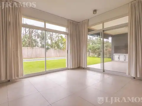 Casa 6 ambientes con 4 baños