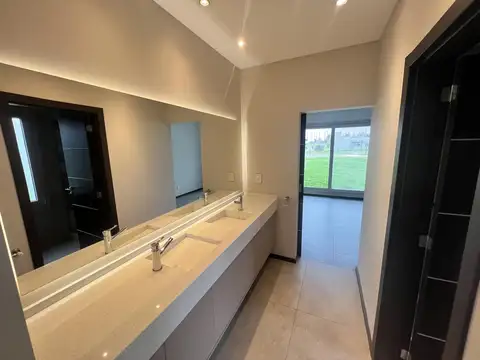 Casa en Venta con 3 cocheras