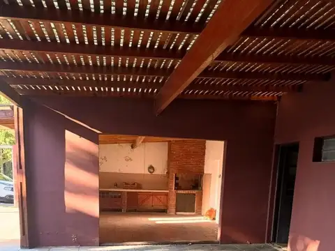 Casa en alquiler - 5 Dormitorios 2 Baños - Cochera - Pileta - 280Mts2 - Manuel B. Gonnet