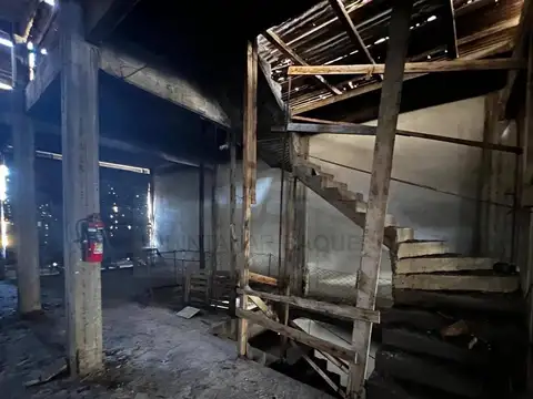 Venta de deposito en Pompeya