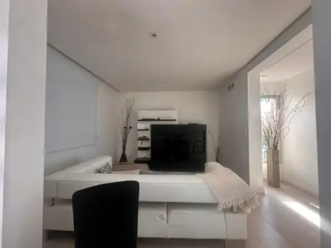 Casa en Alquiler con 2 cocheras