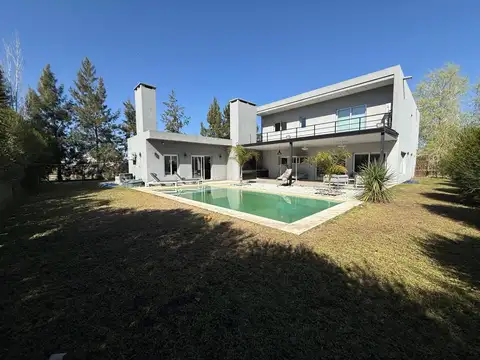 Casa en Venta con 6 cocheras