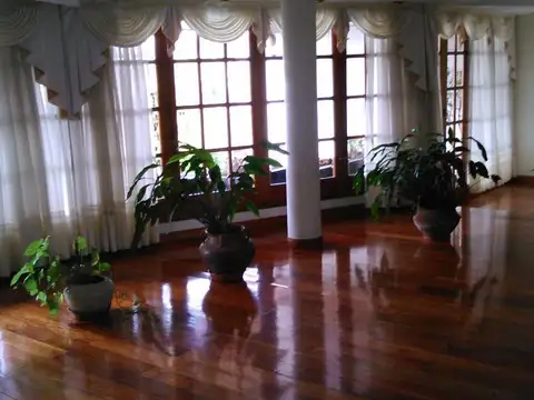 Casa 6 ambientes con 4 baños