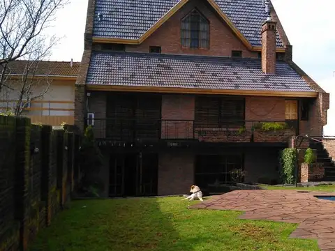 Bajamos El Precio Venta El Palomar Gran Chalet Gran Chalet, Construido en un Lote de 11 X 54 m,