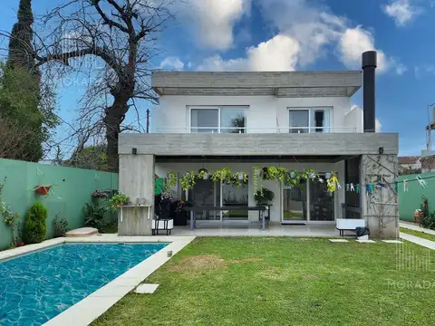 Casa en Venta con 2 cocheras