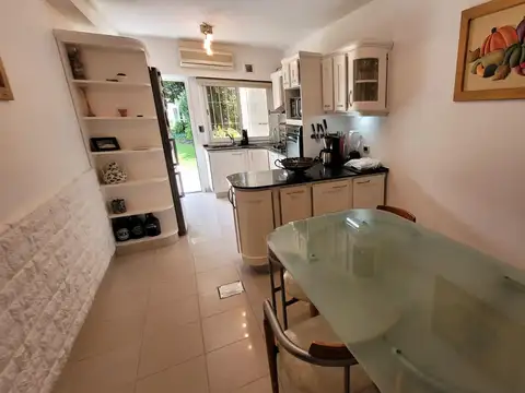 Casa 7 ambientes con 2 baños