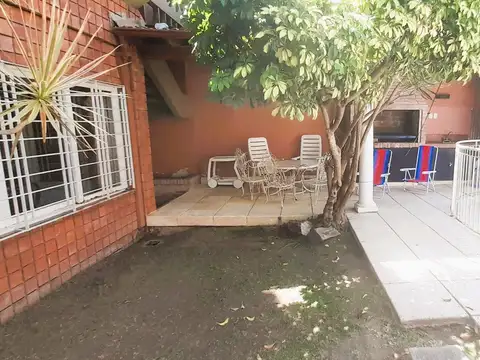 MARAVILLOSA CASA 4 AMB.-GGE P/2 AUTOS-FONDO LIBRE C/PISCINA