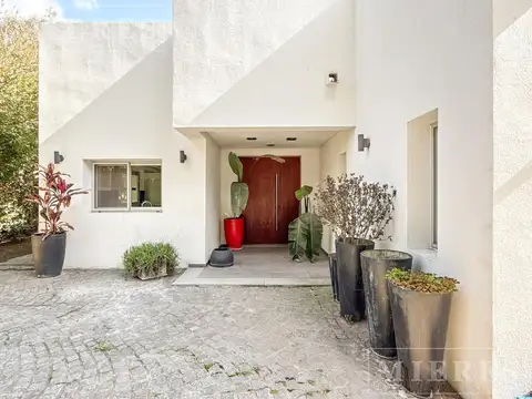 Casa 5 ambientes con 4 baños