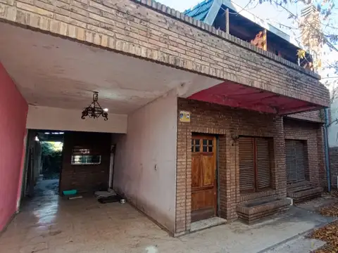 CHALET INTERNO EN VENTA 4 AMBIENTES EN LA AV. SANTA ROSA  CASTELAR NORTE  
