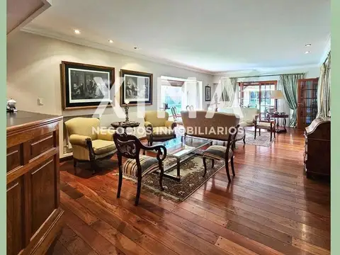 Casa en Alquiler con 2 cocheras