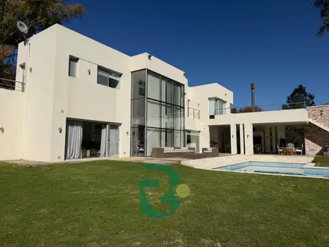 Casa 5 ambientes con 5 baños