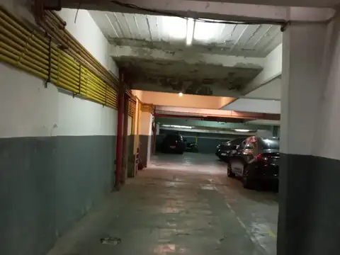 COCHERA CUBIERTA EN VENTA PARQUE CENTENARIO. PLANTA NIVEL.-