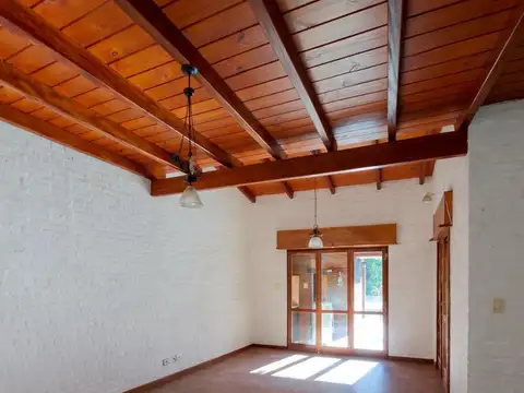 Casa en Alquiler con 2 cocheras