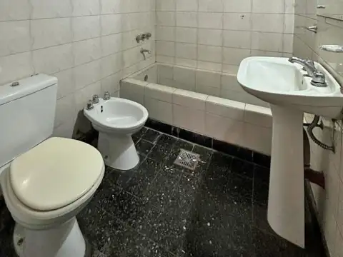 Casa 6 ambientes con 2 baños