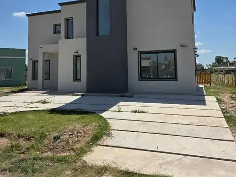 Casa a Estrenar 5 Ambientes con Pileta en Horizontes al Sur