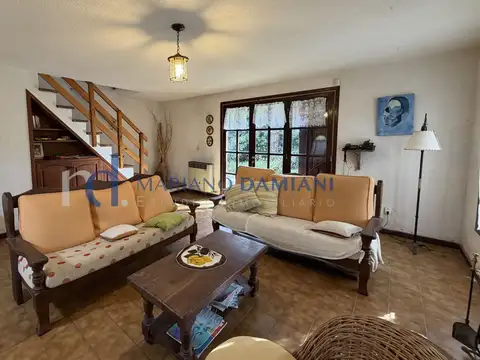 Casa 4 ambientes con 2 baños