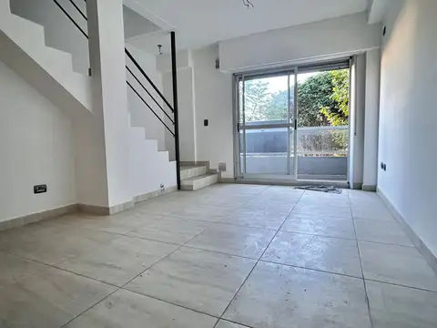 Venta PH tipo casa de 3 Ambientes 1er piso x escalera con Garaje Para 3 Autos