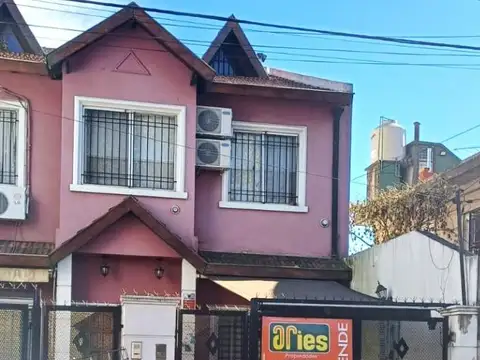 Chalet Duplex 4 amb. mas Play. Cochera y Fondo Libre