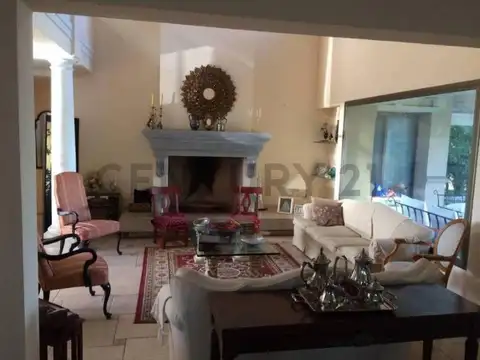 Casa 6 ambientes en venta en Santa Barbara
