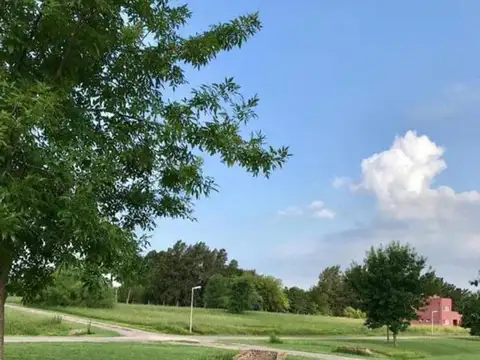 RBS. OPORTUNIDAD  Amplio lote en barrio Las Calandrias