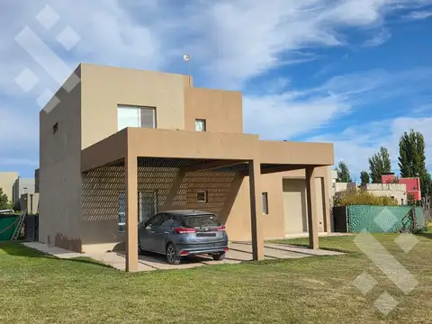 En venta, casa de 3 dormitorios con pileta, B. Finca Villa  Muluen