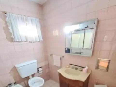 Venta. Casa. 4 Ambientes. Patio, Parrilla, Fondo Libre.