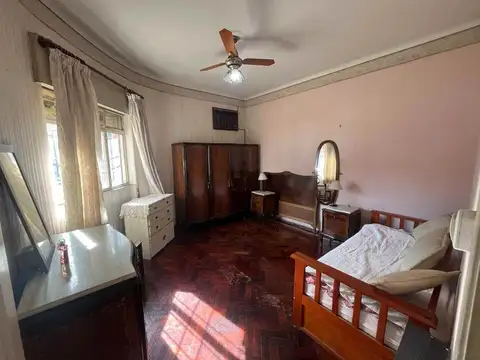 Casa 8 ambientes con 2 baños