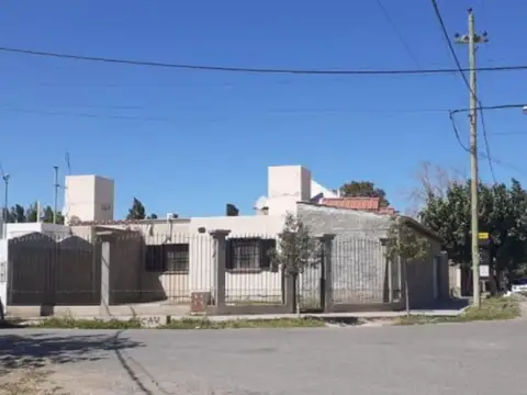 Casa Barrio Lagares, Calle 5 y Gral. Acha, Pocito