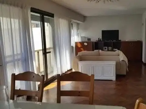 14 E/ 43 Y 44: PISO EN VENTA 3 DORMITORIOS CON COCHERA CUBIERTA