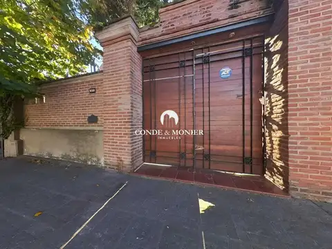 Bernal, venta casa 7 ambientes con jardin y pileta.