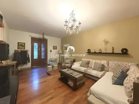 Bernal, venta casa 7 ambientes con jardin y pileta.