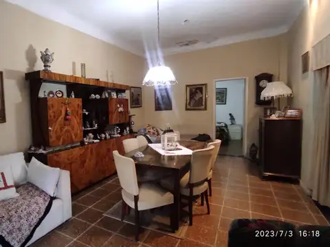 Hermosa Casa en lote propio, con pileta y quincho.-