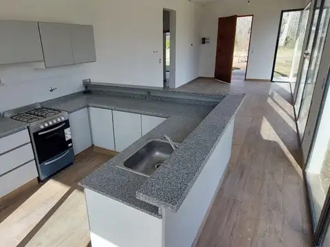 Casa 4 ambientes con 2 baños